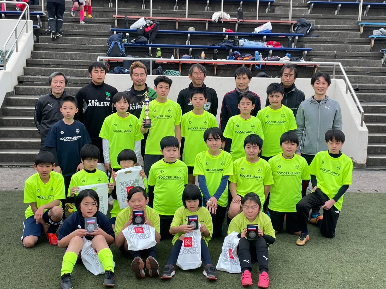 大会で表彰されたチームの集合写真